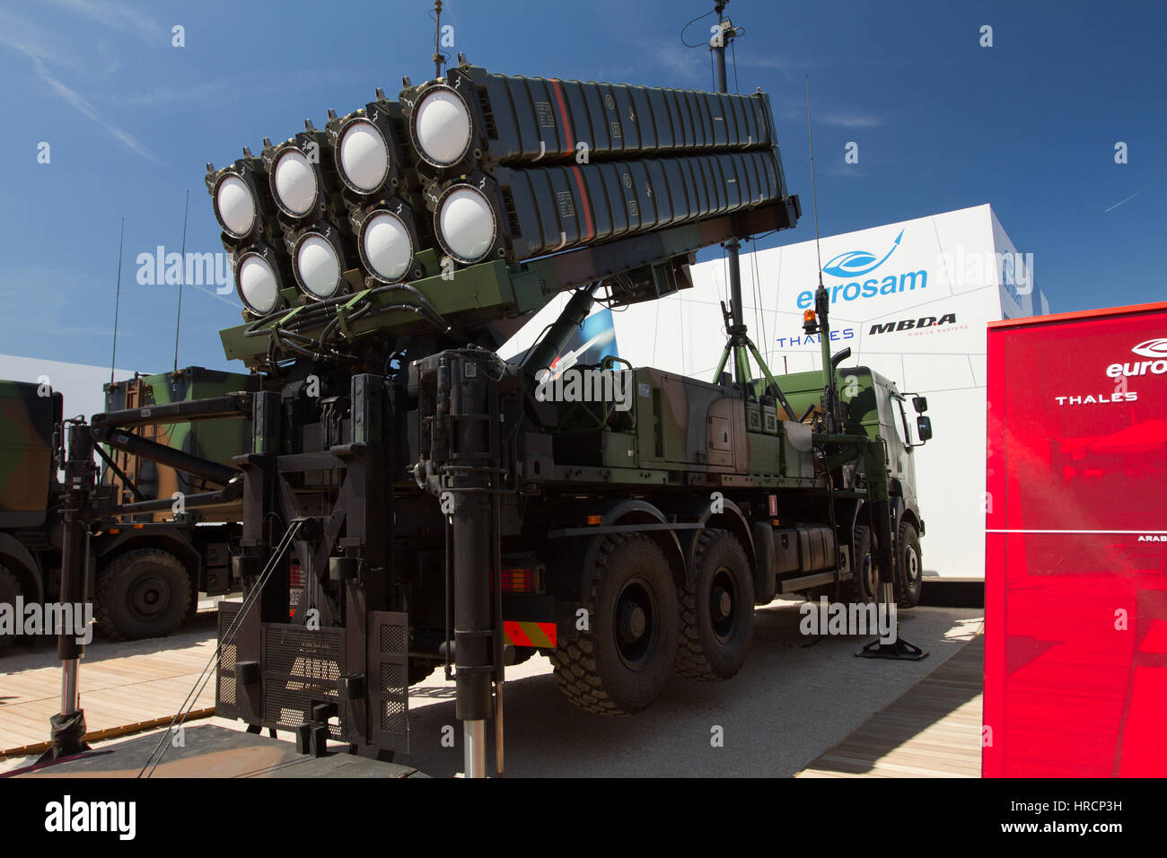 Carrello in base più il lancio del sistema a razzo sulla sezione militare di Le Bourget air show di Parigi Foto Stock