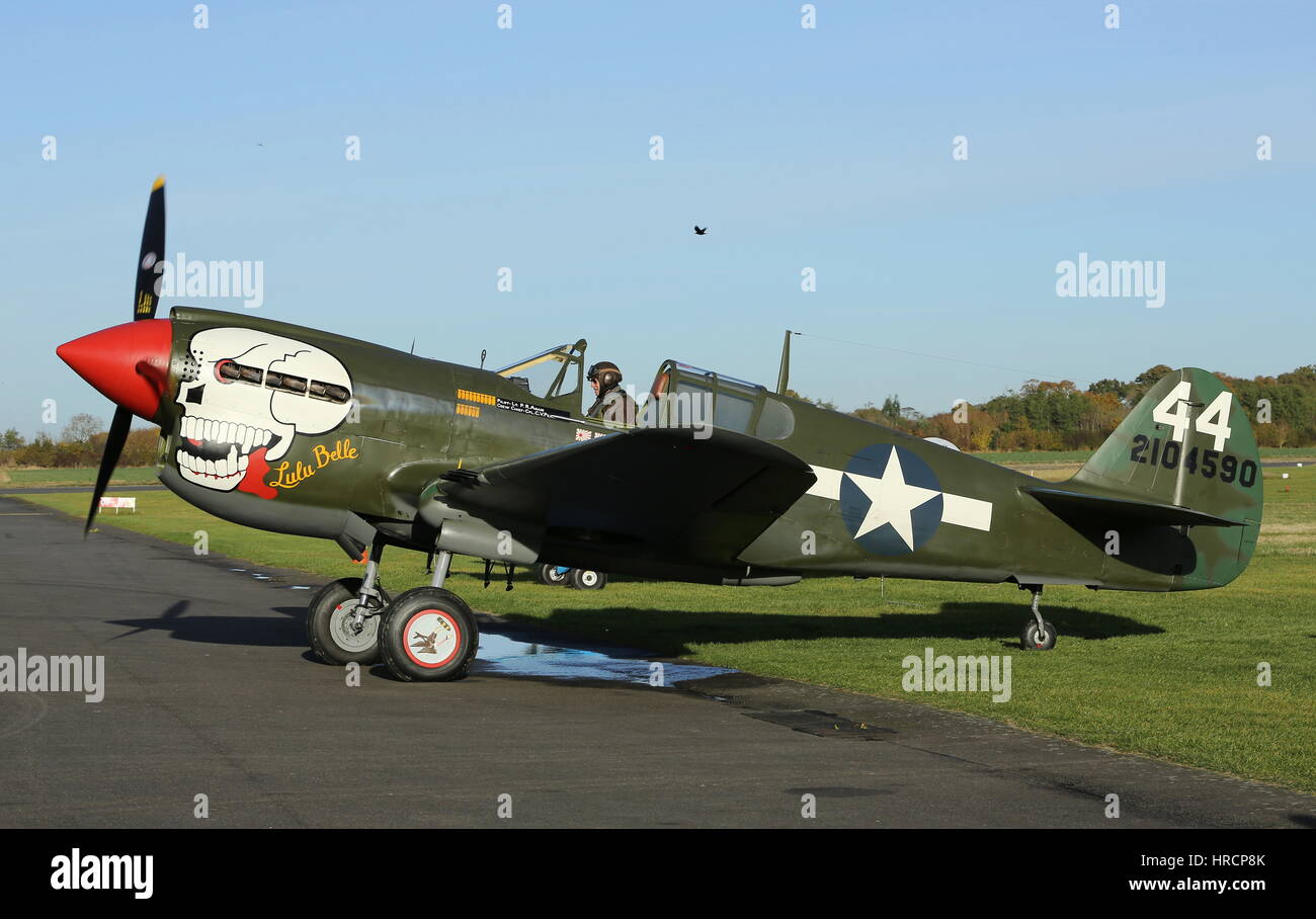 Peter Teichman nella sua molto raro P-40 Kittyhawk a Turweston airfield in U.K. Foto Stock