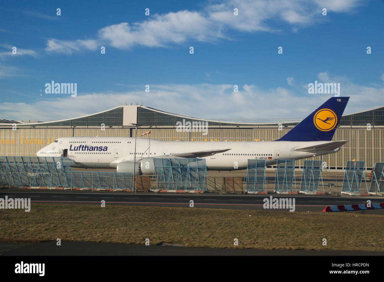 Francoforte, Germania - Gennaio 20th, 2017: Boeing 747-8 di Lufthansa parcheggiato a nella parte anteriore del Lufthansa Technik manutenzione appendiabiti. Lufthansa è una compagnia aerea tedesca e anche la più grande compagnia aerea in Europa Foto Stock