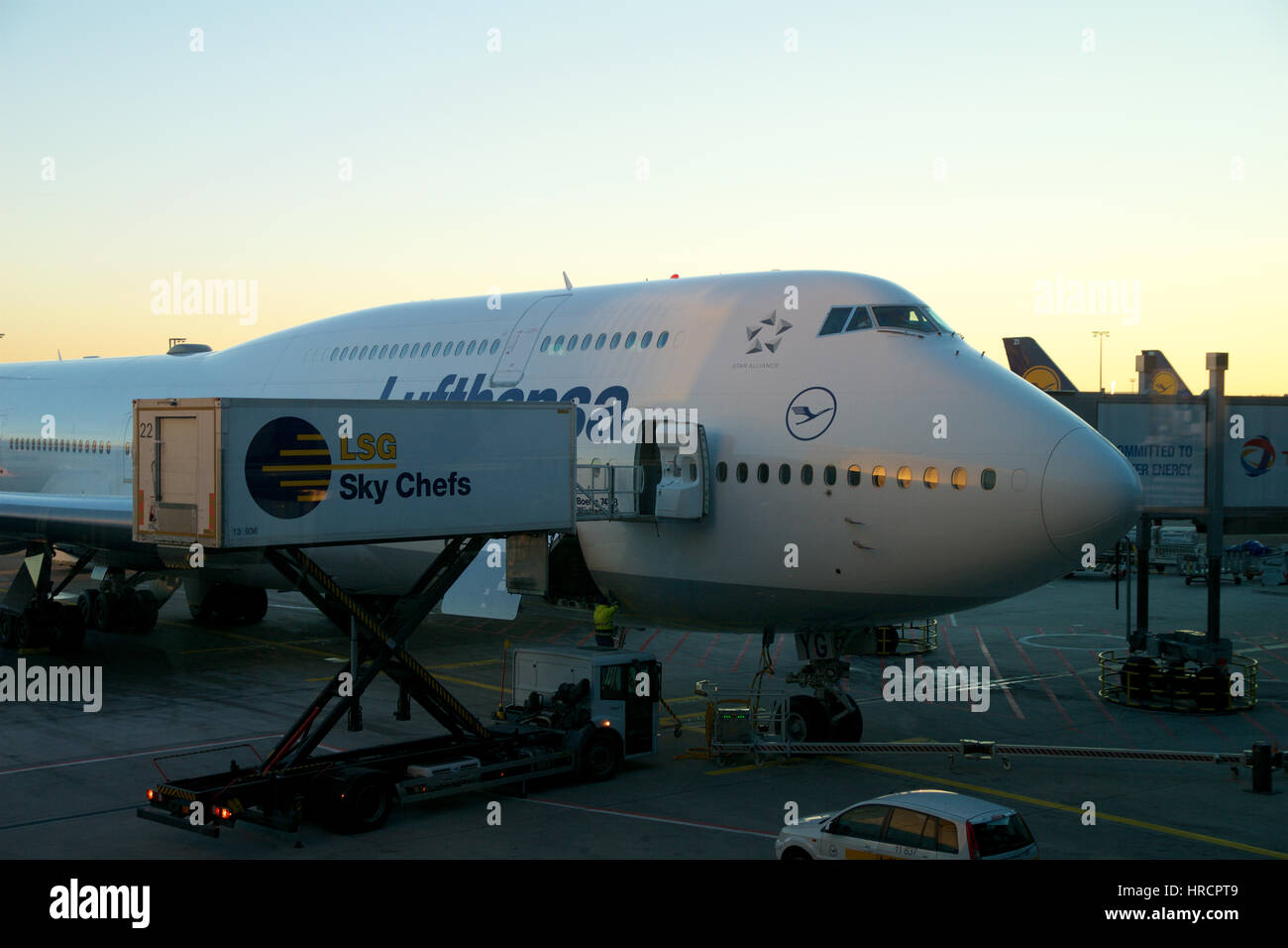 Francoforte, Germania - Gennaio 20th, 2017: Boeing 747-8 di Lufthansa parcheggiato al gate, pronto per l'imbarco. Lufthansa è una compagnia aerea tedesca e anche la più grande compagnia aerea in Europa Foto Stock