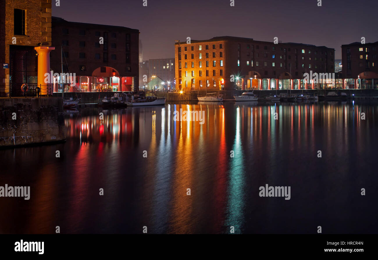 Le riflessioni di Albert Dock Foto Stock