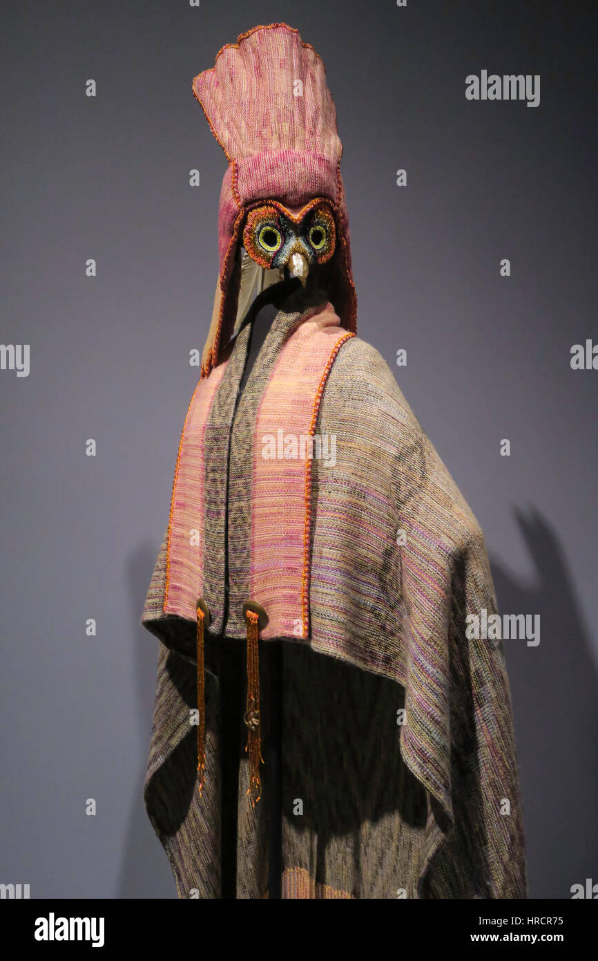 Moda nativo ora mostra presso lo Smithsonian National Museum of American Indian, NYC Foto Stock