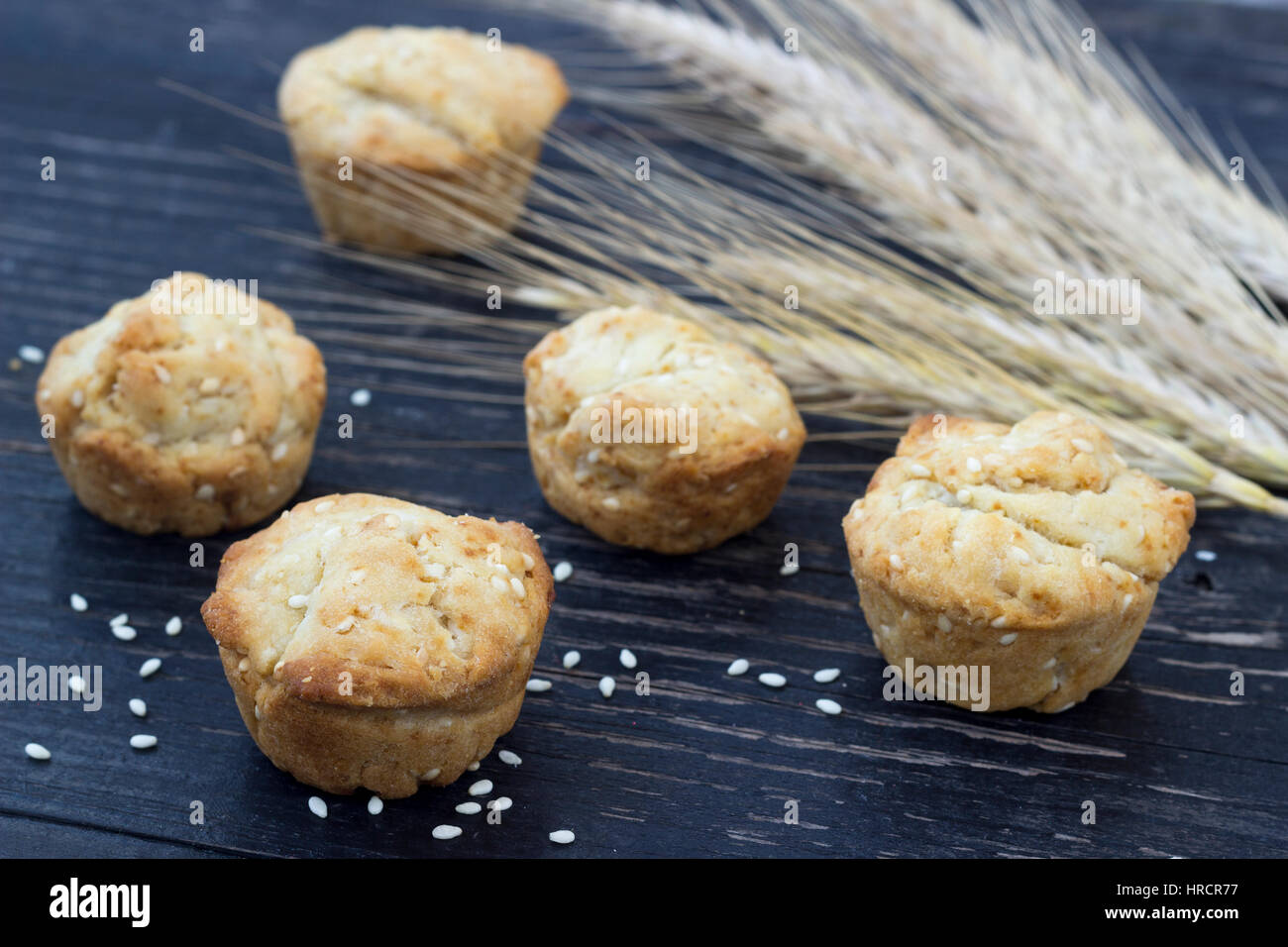 Biscotti fatti in casa con i semi di sesamo sul tavolo di legno - Fuoco selettivo Foto Stock