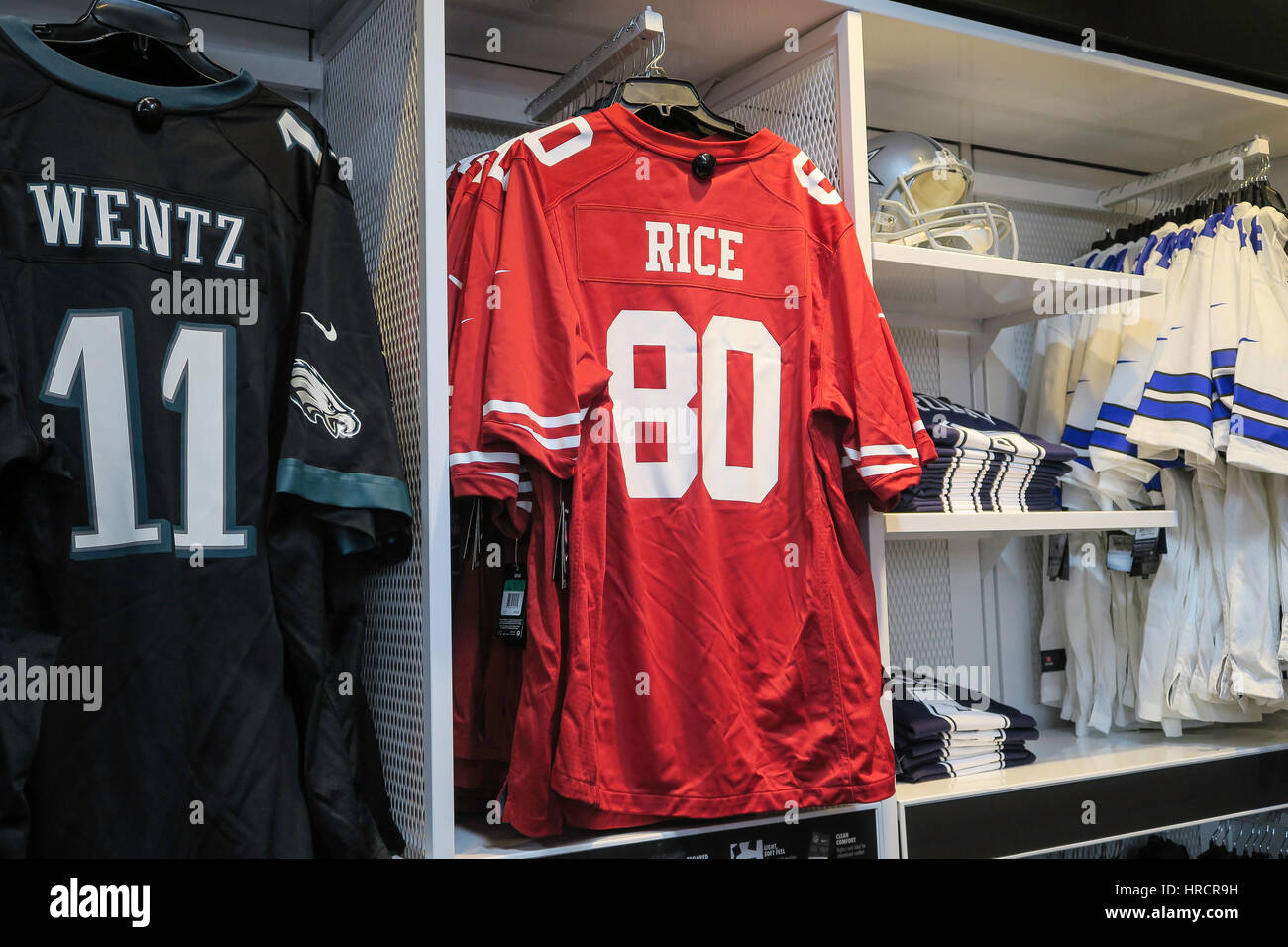 NFL di abbigliamento di marca Display, Modell il negozio di articoli sportivi interni, NYC Foto Stock