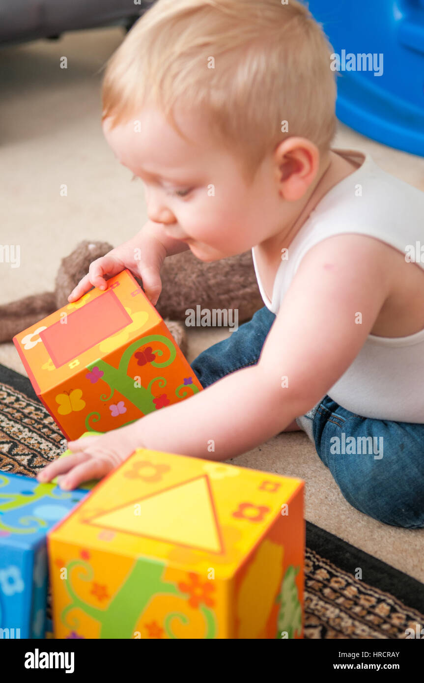 Il bambino gioca con blocchi di fare una torre, happy baby boy Foto Stock