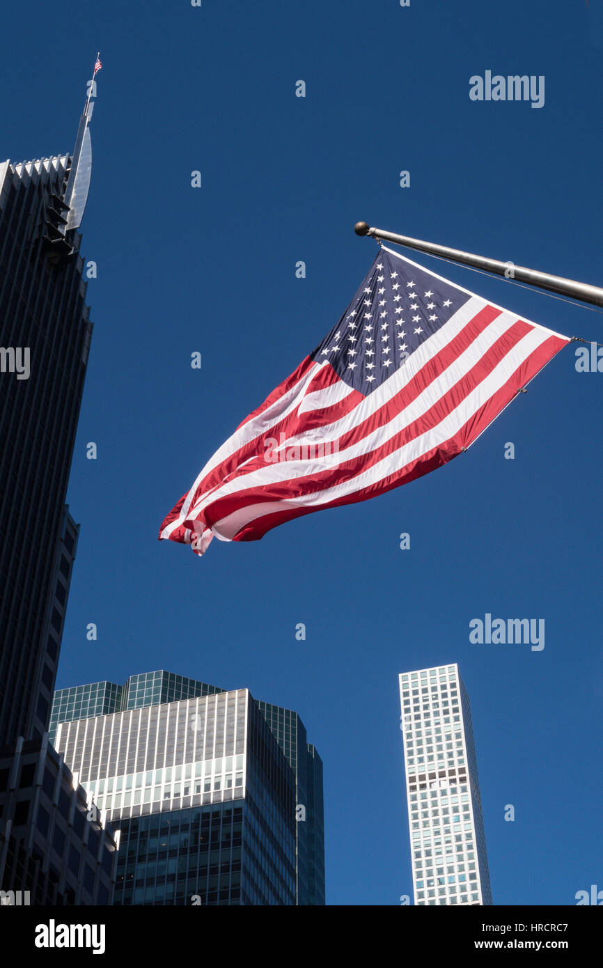 Bandiera americana su Park Avenue con 432 Park condos in background, NYC, STATI UNITI D'AMERICA Foto Stock