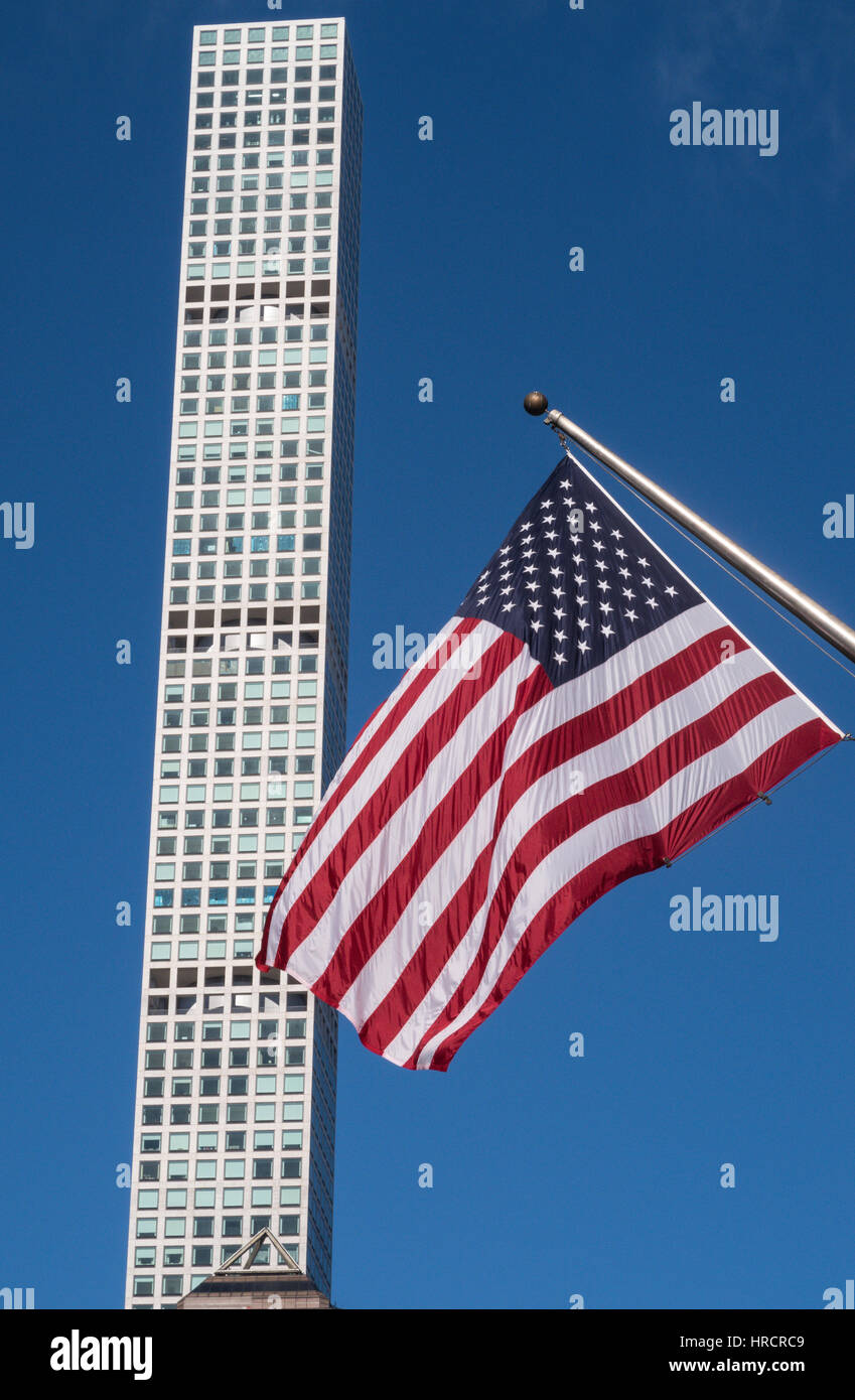 Bandiera americana su Park Avenue con 432 Park condos in background, NYC, STATI UNITI D'AMERICA Foto Stock