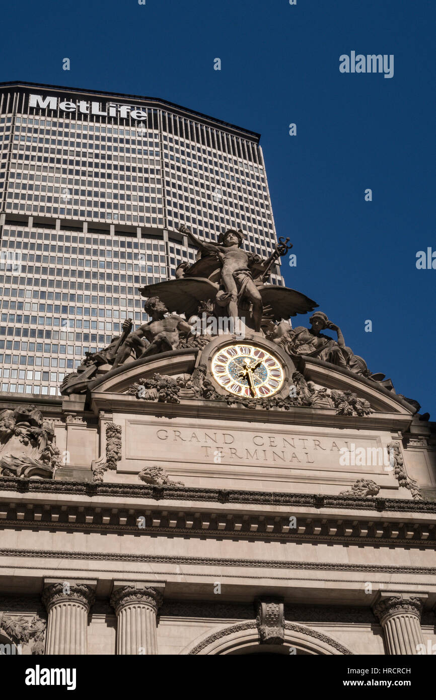 La facciata della mitica Grand Central Terminal con il MetLife Building, New York, Stati Uniti d'America Foto Stock