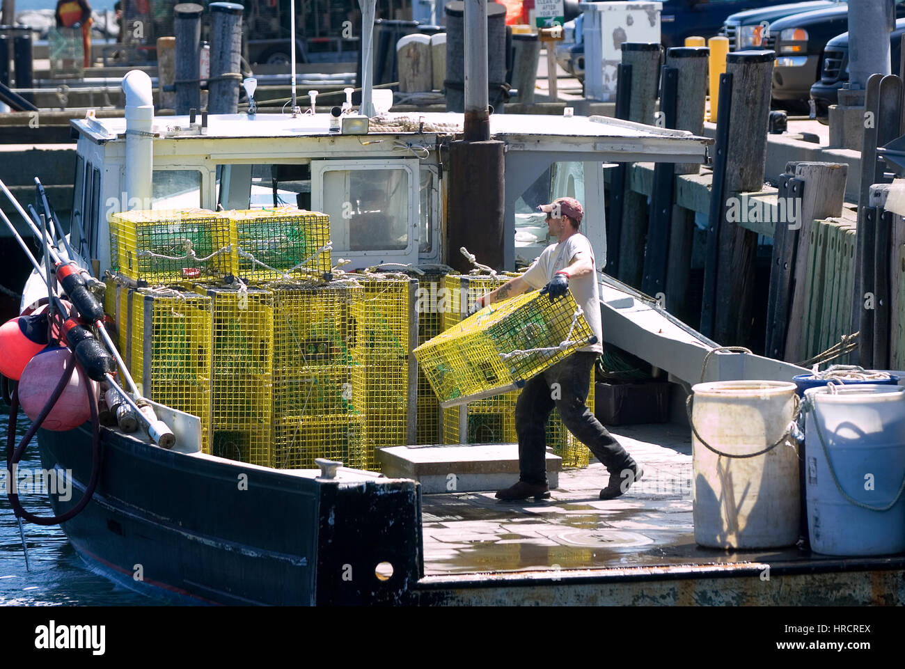 Un commerciale pescatore di astice preparazione per impostare il suo astice in trappole a Provincetown, Massachusetts il Cape Cod Foto Stock