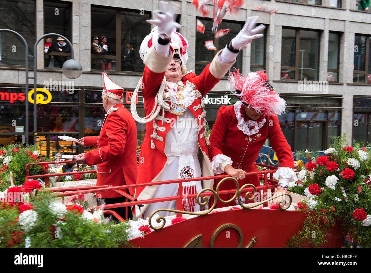 Carnevalists su una sfilata veicolo regalare fiori - carnevale a Colonia Foto Stock