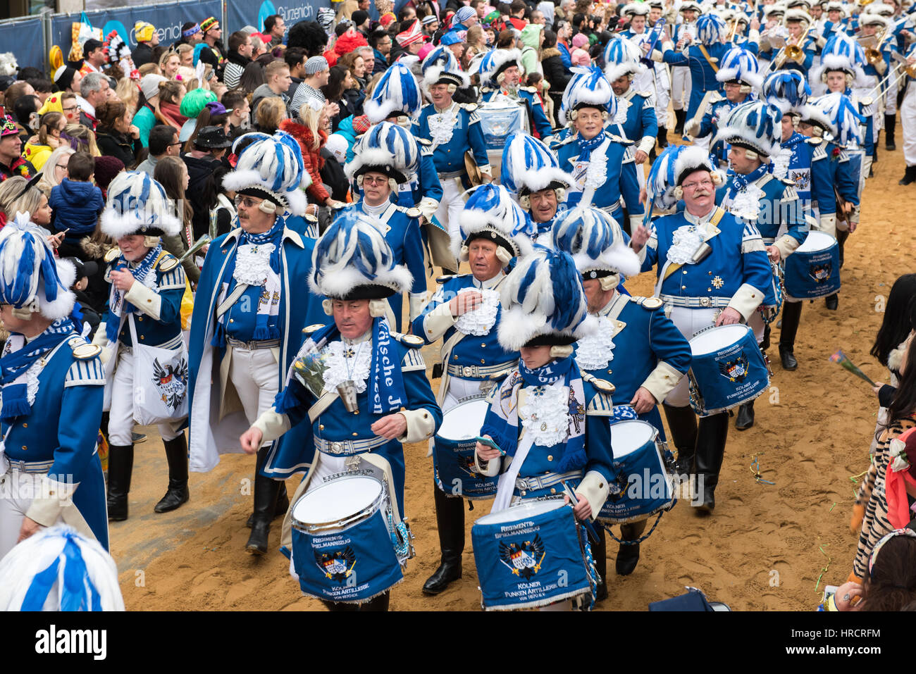 Banda musicale sul lunedì rose parade di Colonia - musicisti in uniforme Foto Stock