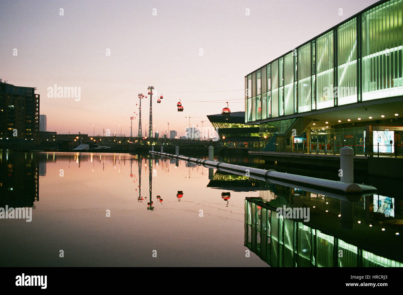 Royal Victoria Dock al crepuscolo, Docklands di Londra UK, con Emirates funivia crossing Foto Stock