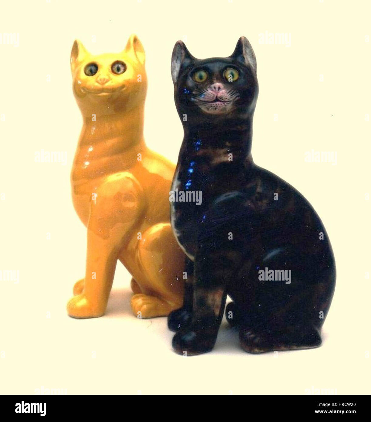 I gatti Wemyss Ware sono pezzi decorativi in ceramica prodotti tra la fine del XIX e l'inizio del XX secolo. Noti per i loro disegni distintivi dipinti a mano, questi pezzi spesso presentavano immagini stravaganti di gatti e animali, e divennero popolari nelle collezioni di ceramiche inglesi. Foto Stock