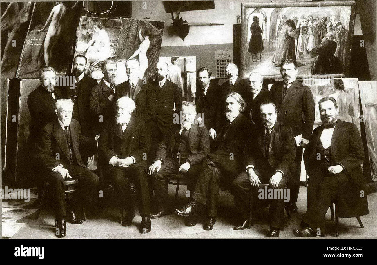 Questa fotografia storica del 1913 mostra i membri del Consiglio per la Scuola superiore d'Arte presso l'Accademia Imperiale delle Arti, segnando un momento importante nello sviluppo dell'educazione artistica accademica russa. Foto Stock