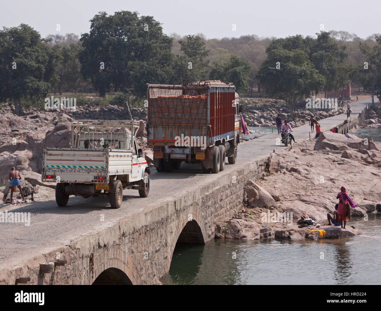 Il traffico sulla strada rialzata che attraversa il fiume Betwa nel Madhya Pradesh, India. La causeway salva i driver da prendere una lunga deviazione per attraversare il fiume Foto Stock