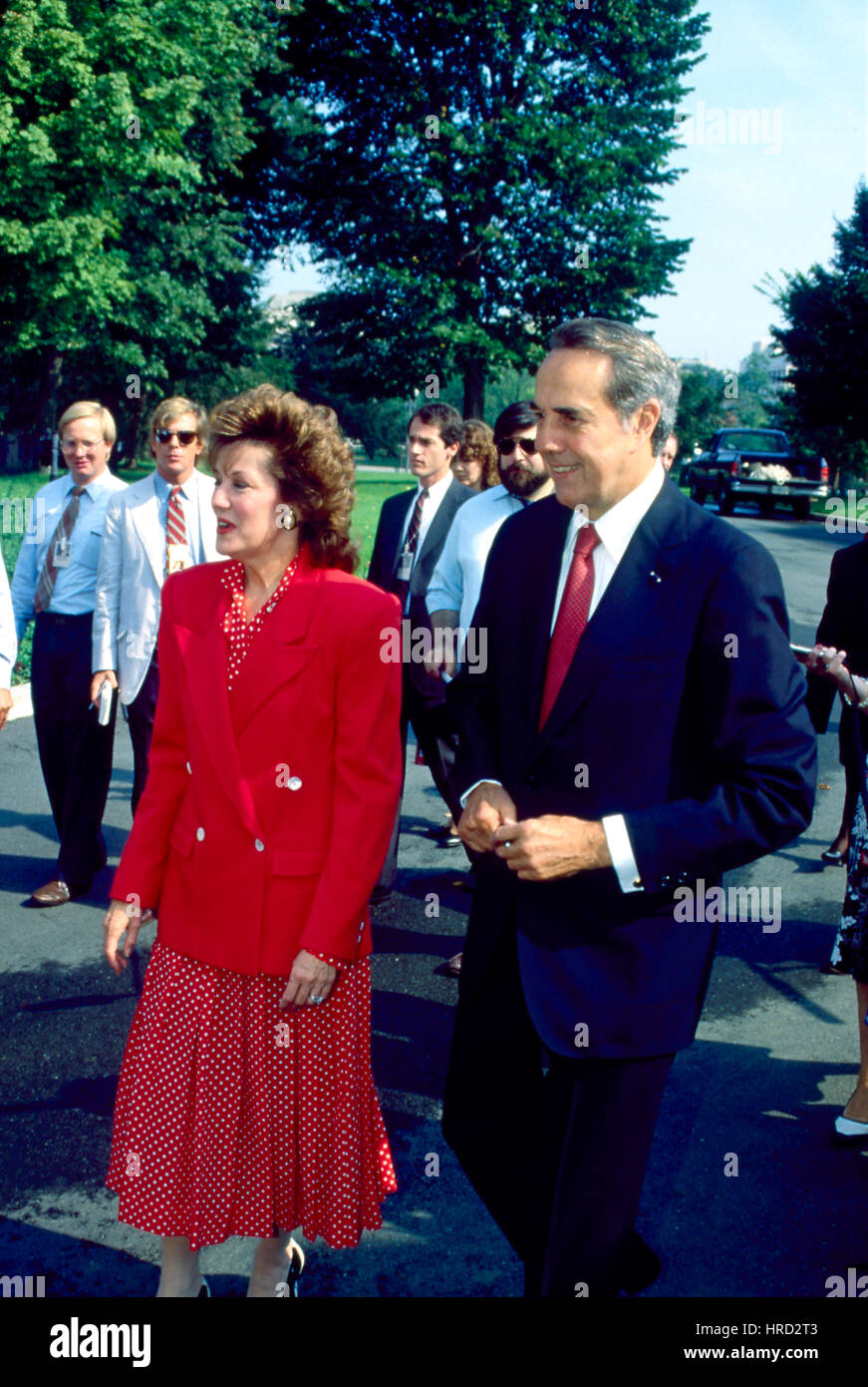 Segretario di trasporto Elizabeth Dole e suo marito Senatore Robert Dole il repubblicano del Kansas per parlare con i membri dei media al di fuori della casa bianca dopo Segretario Dole aveva informato il Presidente Ronald Reagan che ella era givng fino il suo lavoro per lavorare sui suoi mariti campagna presidenziale di Washington DC, Settembre 14, 1987. (Foto di Mark Reinstein/Corbis via Getty Images) Foto Stock