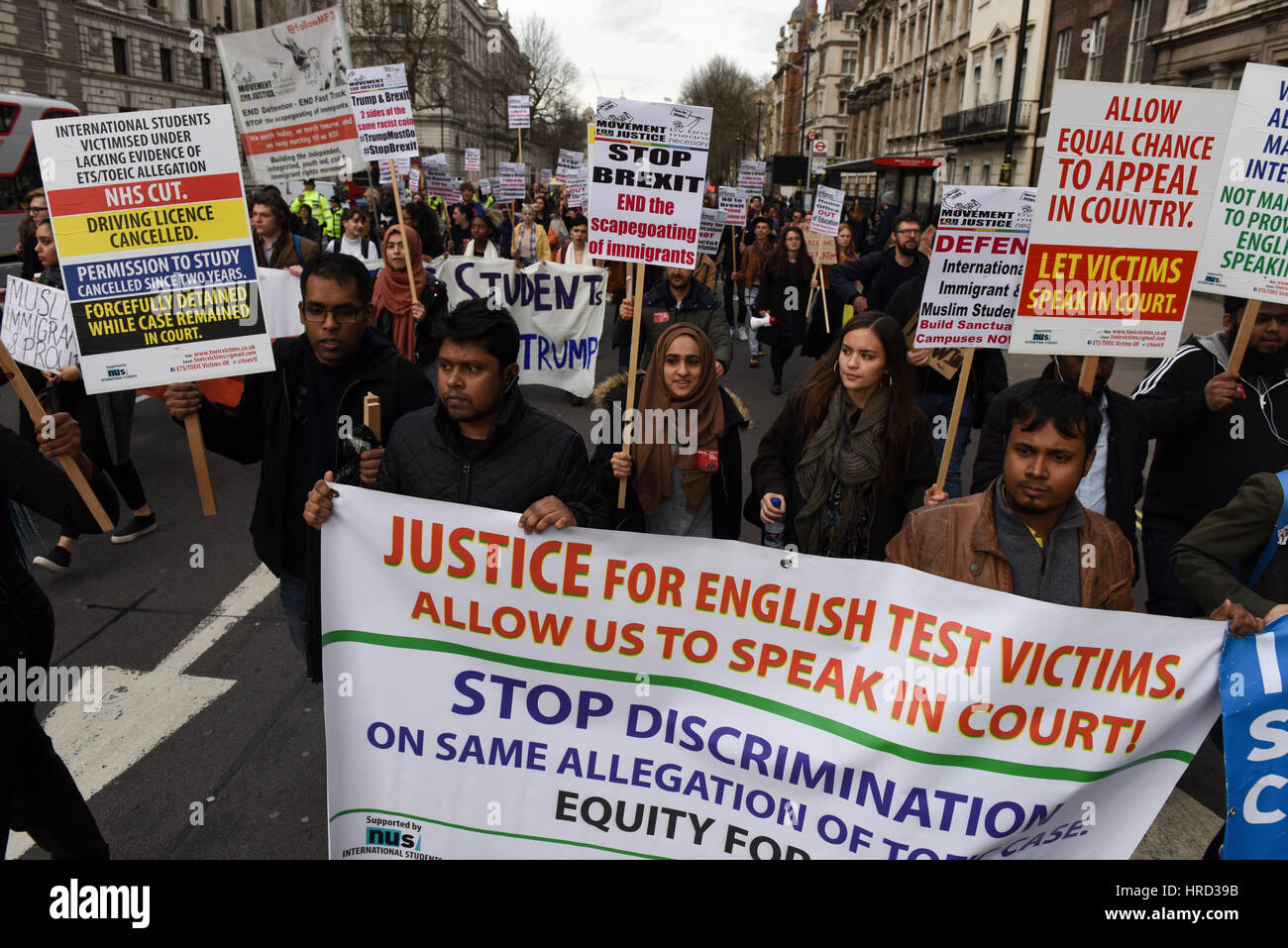 Molti studenti provenienti da diverse università sono scesi in piazza in marcia verso il Parlamento per protestare contro Brexit Trump e la visita di Stato in Gran Bretagna. Foto Stock