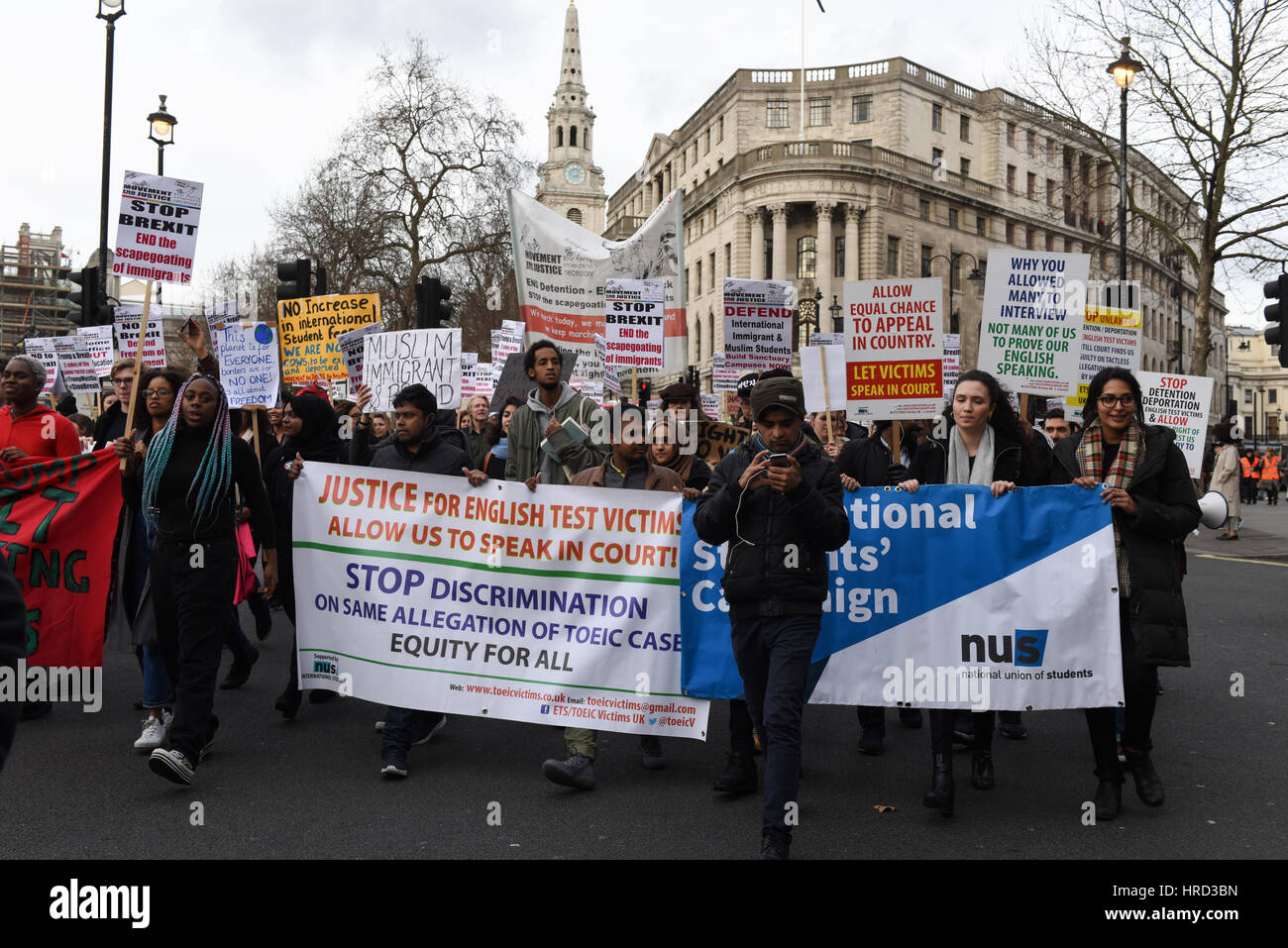 Molti studenti provenienti da diverse università sono scesi in piazza in marcia verso il Parlamento per protestare contro Brexit Trump e la visita di Stato in Gran Bretagna. Foto Stock