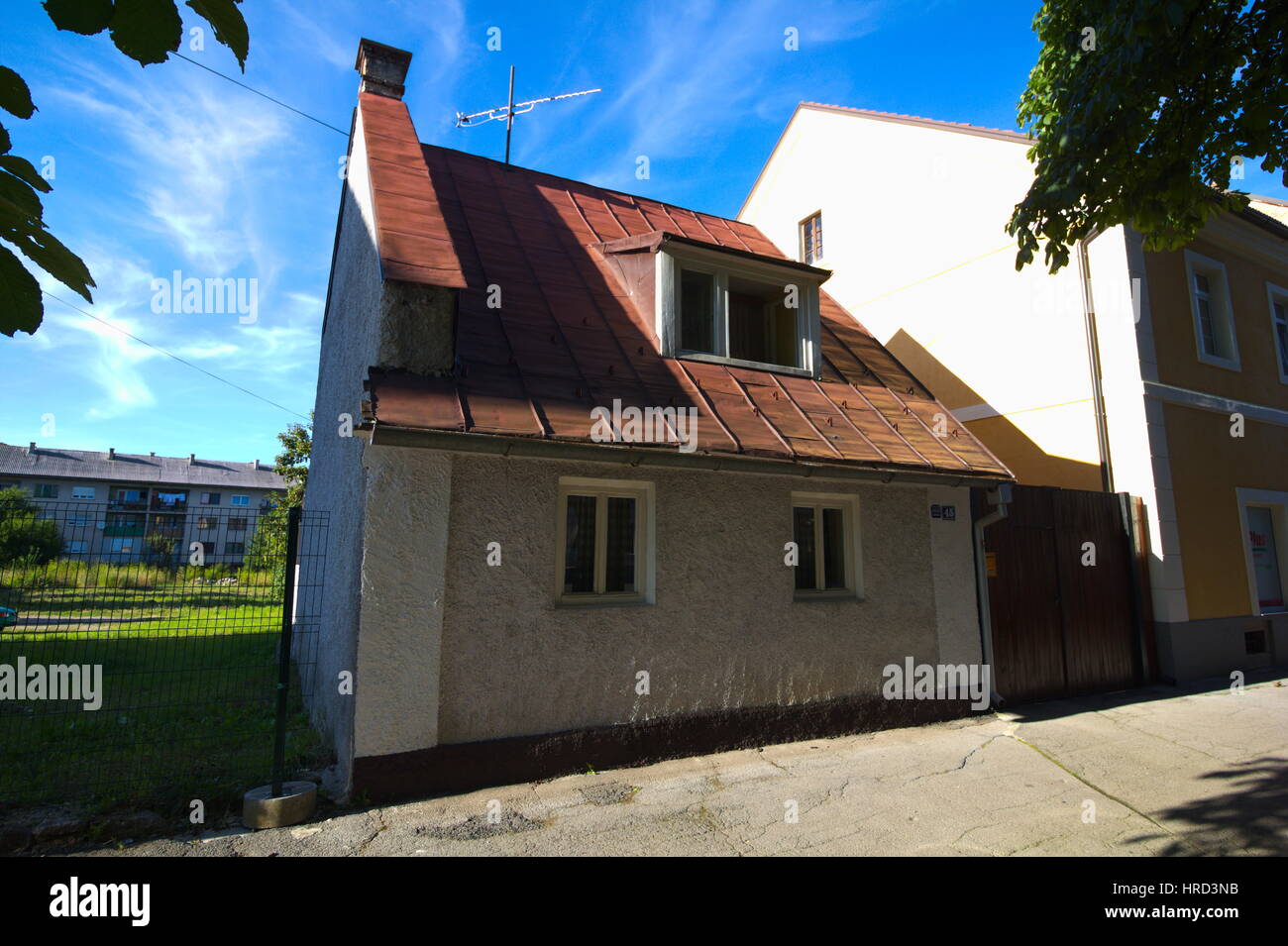 Piccolo abbaino bungalow con tetto di stagno nei pressi del centro della città in località di Otocac,CROAZIA Foto Stock