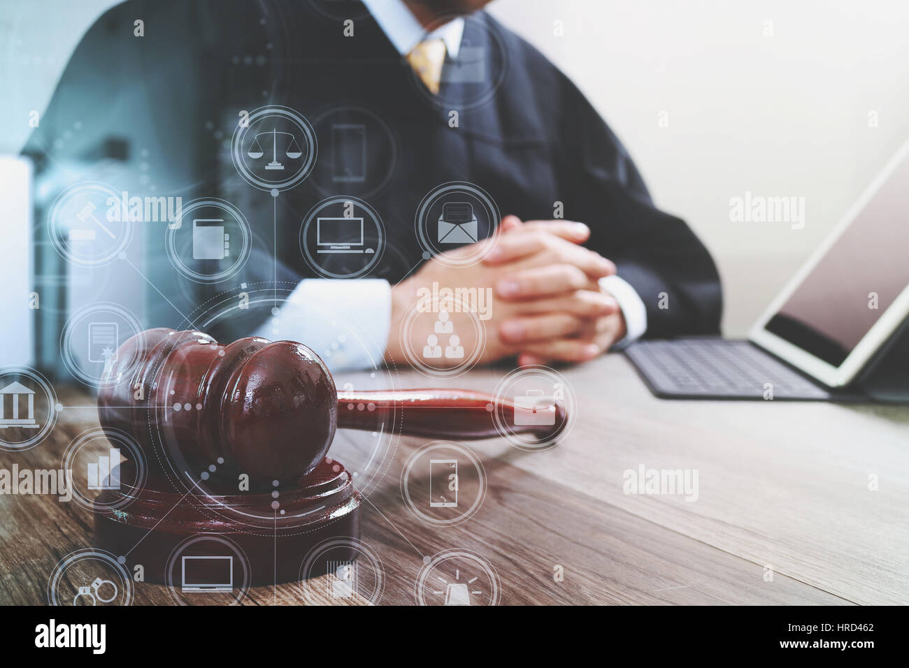 La giustizia e la nozione di diritto.avvocato maschio in ufficio con scala di ottone sul tavolo di legno Foto Stock