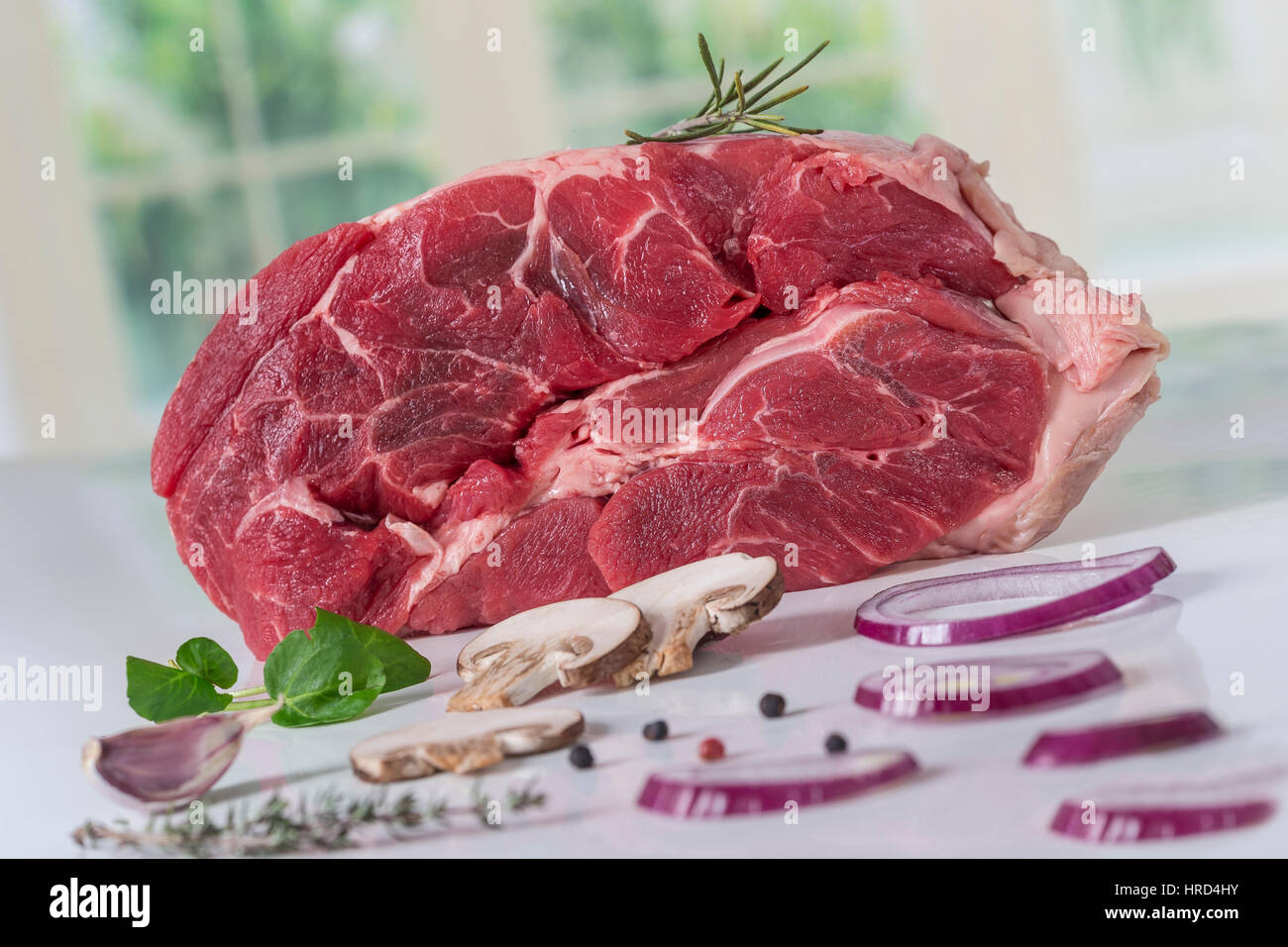 Non cotte stinco di organico della carne di manzo isolato Foto Stock