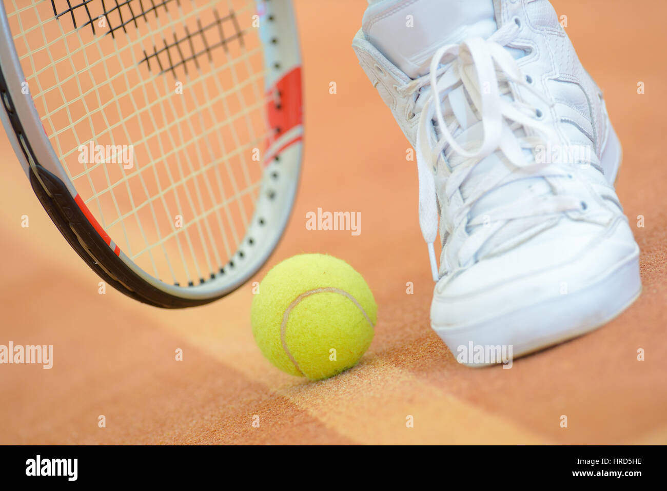 Primo piano della racchetta da tennis, palla e scarpa Foto Stock