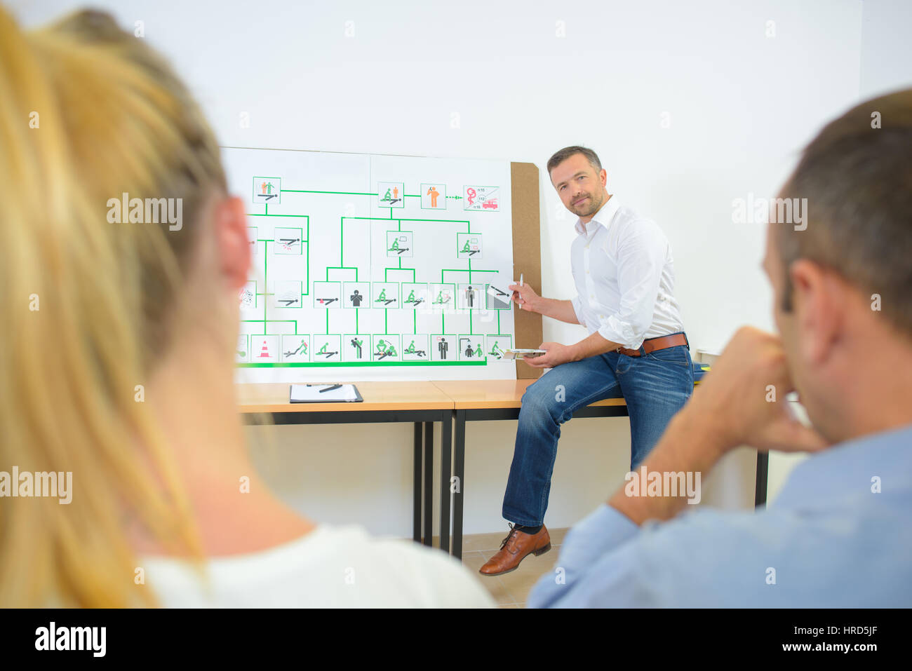 Uomo che insegnano elettronica Foto Stock