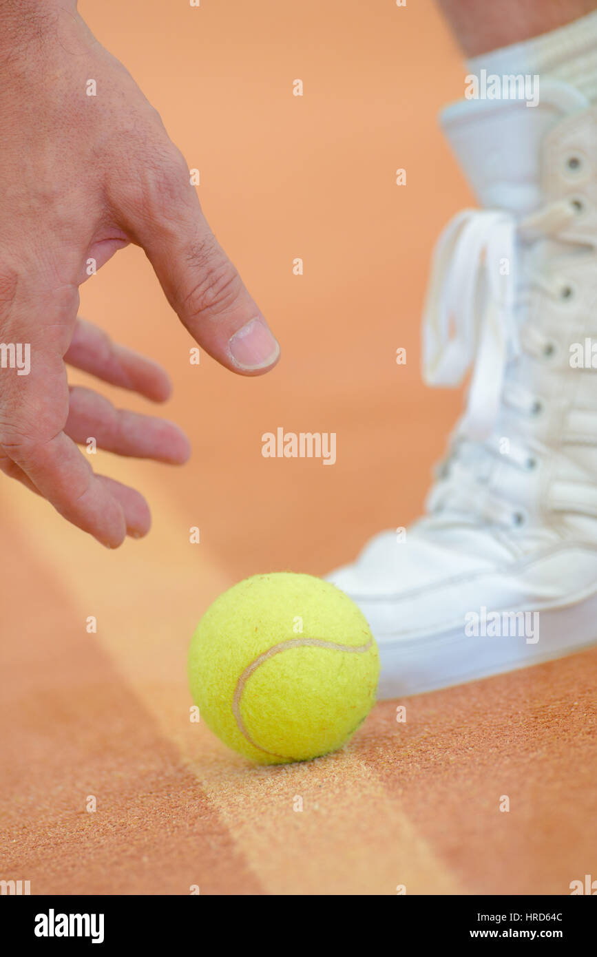 Player il prelievo di palla da tennis Foto Stock