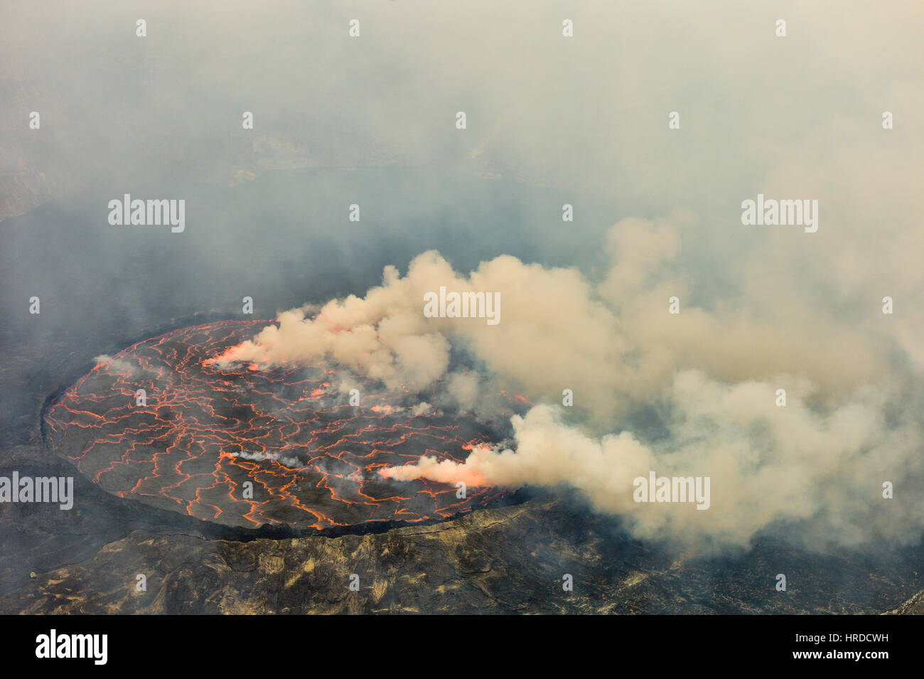 Arrampicata vulcano Nyiragongo nel Parco nazionale di Virunga, Repubblica Democratica del Congo è un avventura entusiasmante. Il principio attivo cratere del vulcano detiene il lago di lava. Foto Stock