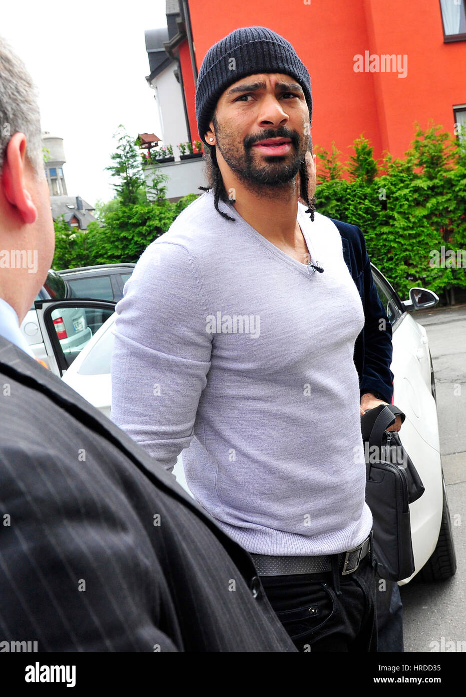 Boxer britannico David Haye arriva al hotel prima che egli ottiene una licenza in Lussemburgo a partire dal Lussemburgo il pugilato federazione. Haye e British boxer Dereck Chisora Foto Stock