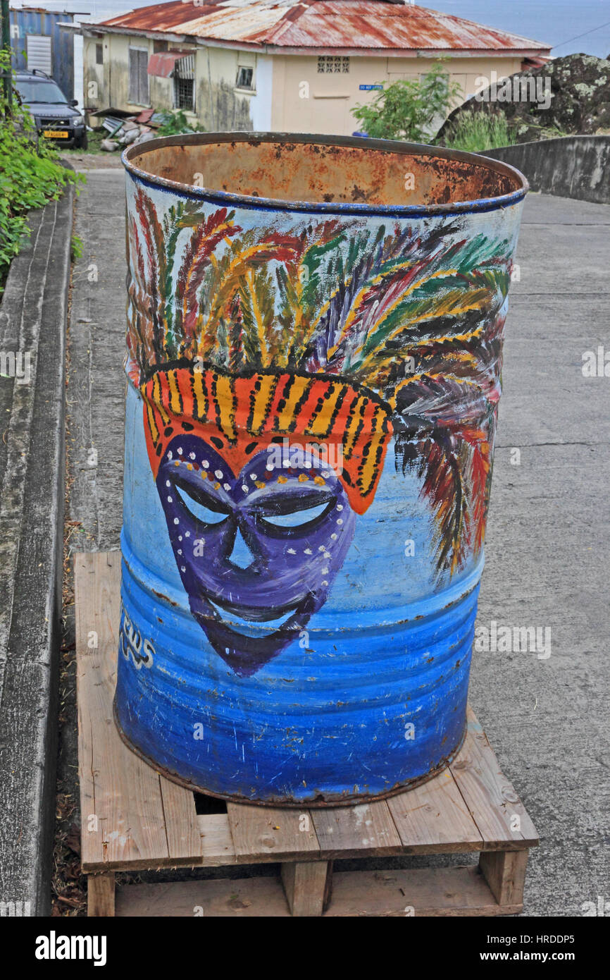 Verniciato colorato di vecchio tamburo di petrolio convertito nel bidone della spazzatura, Grenada Foto Stock