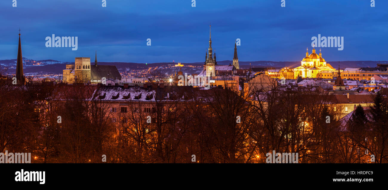 Panorama di Olomouc di notte. Olomouc, Regione di Olomouc, Repubblica Ceca. Foto Stock