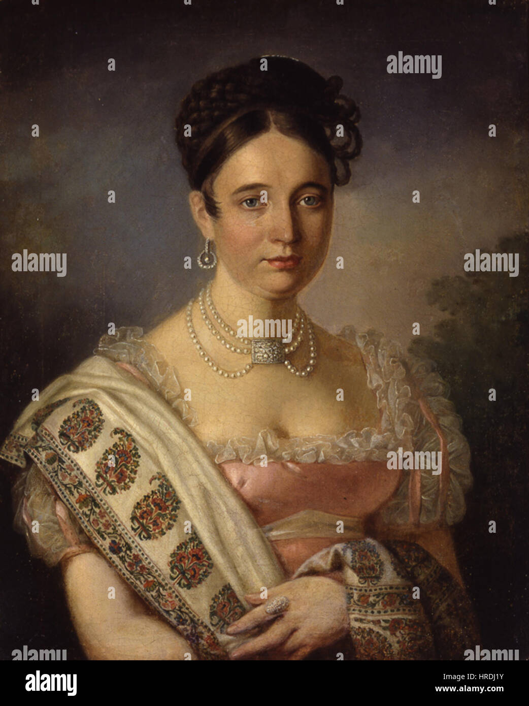 Questo ritratto di Tropinin cattura una donna in una posa formale, riflettendo la moda e lo stile della Russia dei primi anni del XIX secolo. L'artista enfatizza i suoi tratti delicati e l'aspetto raffinato, incarnando l'eleganza e le norme culturali del tempo. Foto Stock