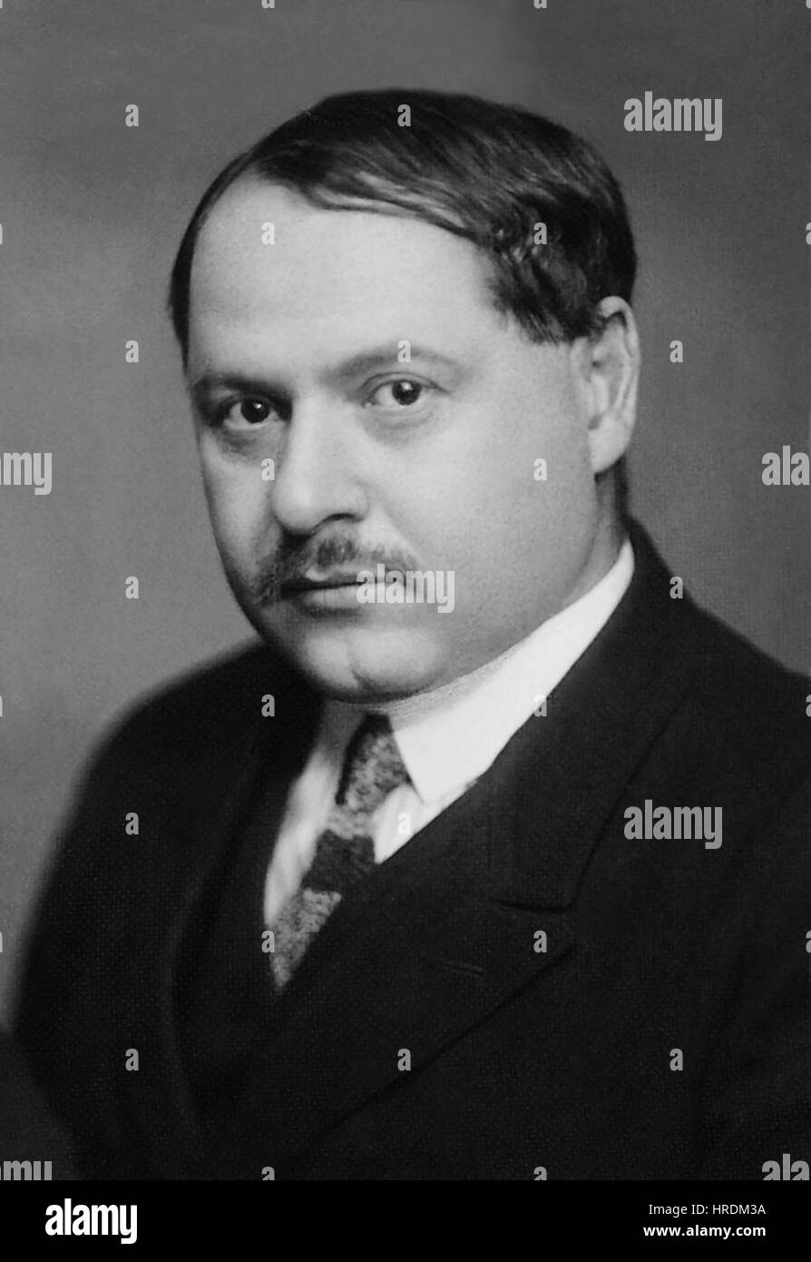 Szirmai Albert era un artista ungherese noto per i suoi contributi alle arti tra la fine del XIX e l'inizio del XX secolo. Le sue opere spesso riflettono i movimenti culturali e artistici ungheresi del periodo, con particolare attenzione alla ritrattistica e al paesaggio. Foto Stock