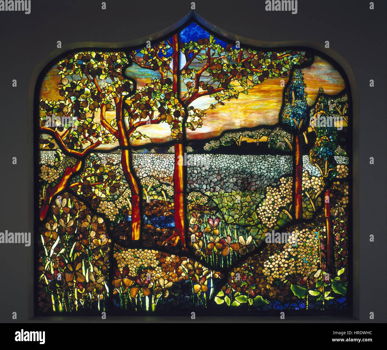 La "Charles Merrill Memorial Window" di W. Cole Brigham è un'opera d'arte in vetro colorato dedicata a Charles Merrill. Il pezzo è noto per i suoi disegni intricati e l'uso simbolico del colore, che mostra l'abilità di Brigham nell'arte delle vetrate colorate. Foto Stock