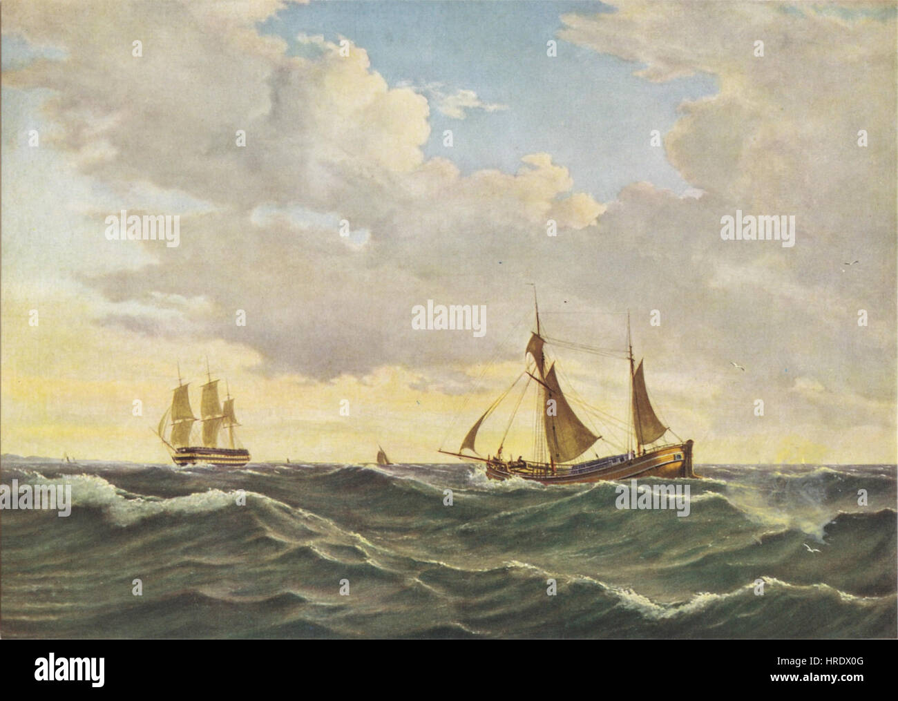 Il dipinto di Anton Melbye "EN kuf og et linieskib i merssejlskulingen" raffigura una grande nave mercantile e una nave da battaglia in mare aperto, con particolare attenzione all'attività marittima. Il lavoro dettagliato evidenzia la capacità di Melbye di ritrarre scene marine dinamiche, concentrandosi sull'interazione tra le navi e l'oceano turbolento. Foto Stock