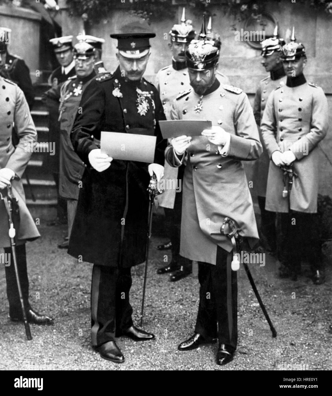 La fotografia di re Giorgio V e del Kaiser Guglielmo II raffigura i due monarchi dell'inizio del XX secolo, che erano imparentati attraverso legami familiari. Rappresenta un significativo momento storico tra la monarchia britannica e quella tedesca durante la prima guerra mondiale Foto Stock