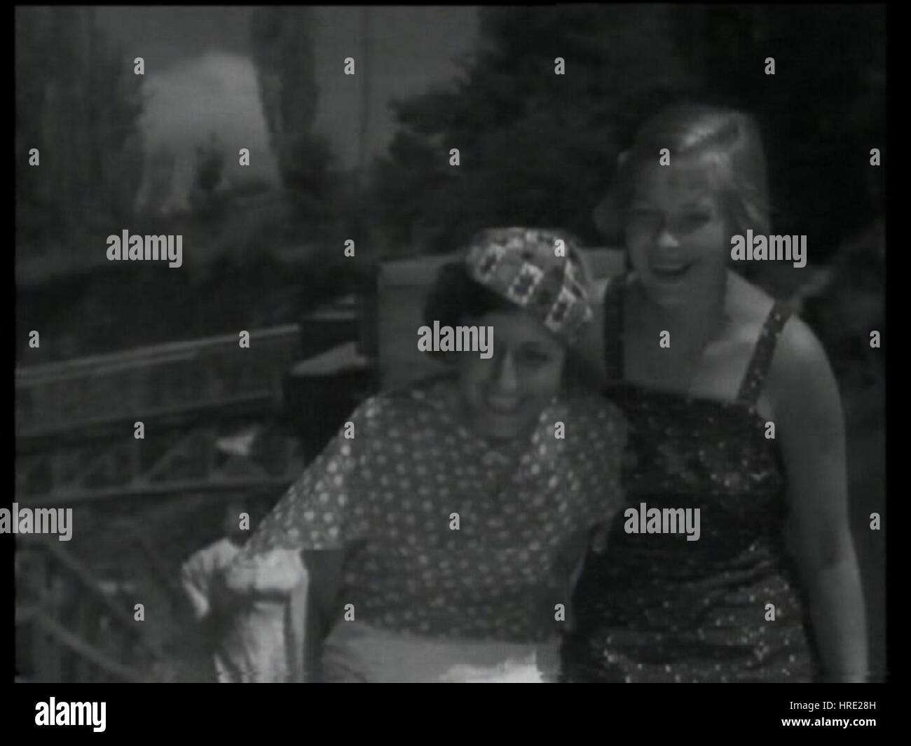 "RU-Dev-sp-svidan(1936)001" è probabilmente un'opera degli anni '1930, potenzialmente legata all'arte russa o a temi politici. Potrebbe rappresentare un momento sociale o politico, mettendo in mostra l'espressione artistica durante questo periodo storico turbolento. Foto Stock