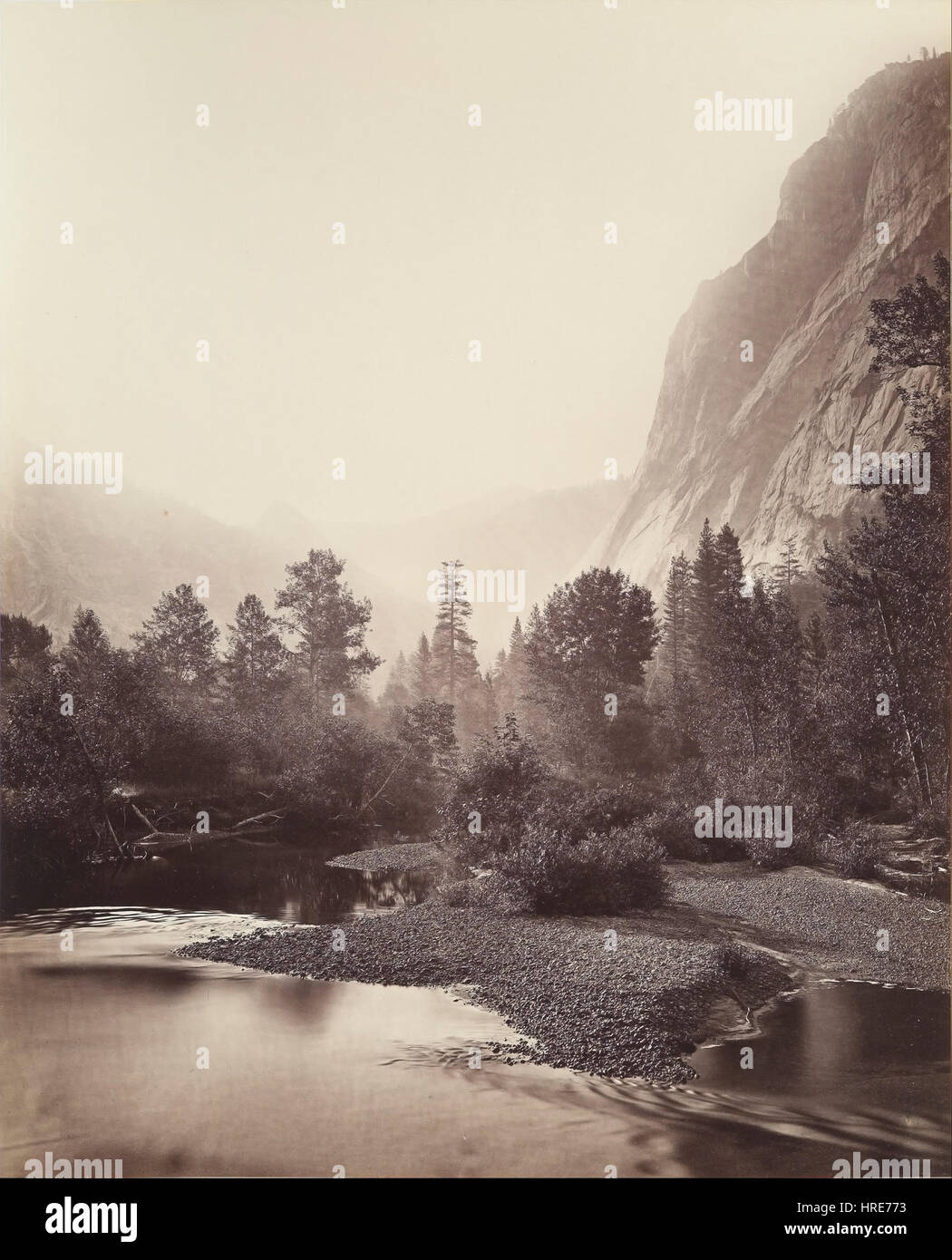 La fotografia di Carleton E. Watkins del Monte Starr King a Yosemite cattura la maestosa bellezza di questo iconico paesaggio naturale. Scattata alla fine del XIX secolo, l'immagine mette in risalto la grandezza delle vette torreggianti dello Yosemite e del terreno accidentato. Foto Stock