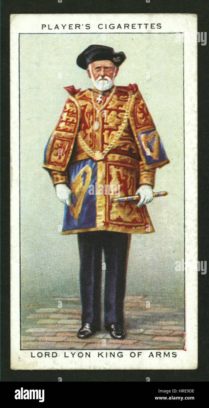 Questa immagine di *Lord Lyon King of Arms* è stata utilizzata nella pubblicità delle sigarette Player's, mostrando una figura storica in un contesto commerciale. La rappresentazione enfatizza i simboli tradizionali dell'araldica e del lignaggio reale. Foto Stock