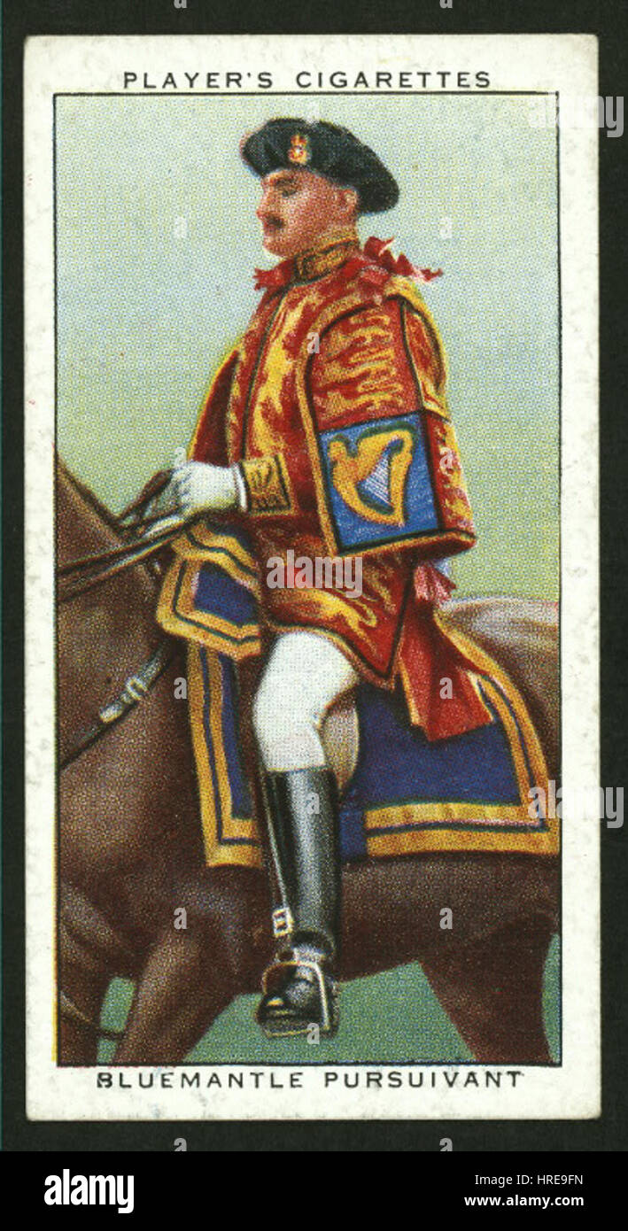 Questa pubblicità vintage per le sigarette Player's presenta l'immagine di Bluemantle Pursuivant, una figura della tradizione araldica britannica. L'opera combina riferimenti storici con immagini promozionali. Foto Stock