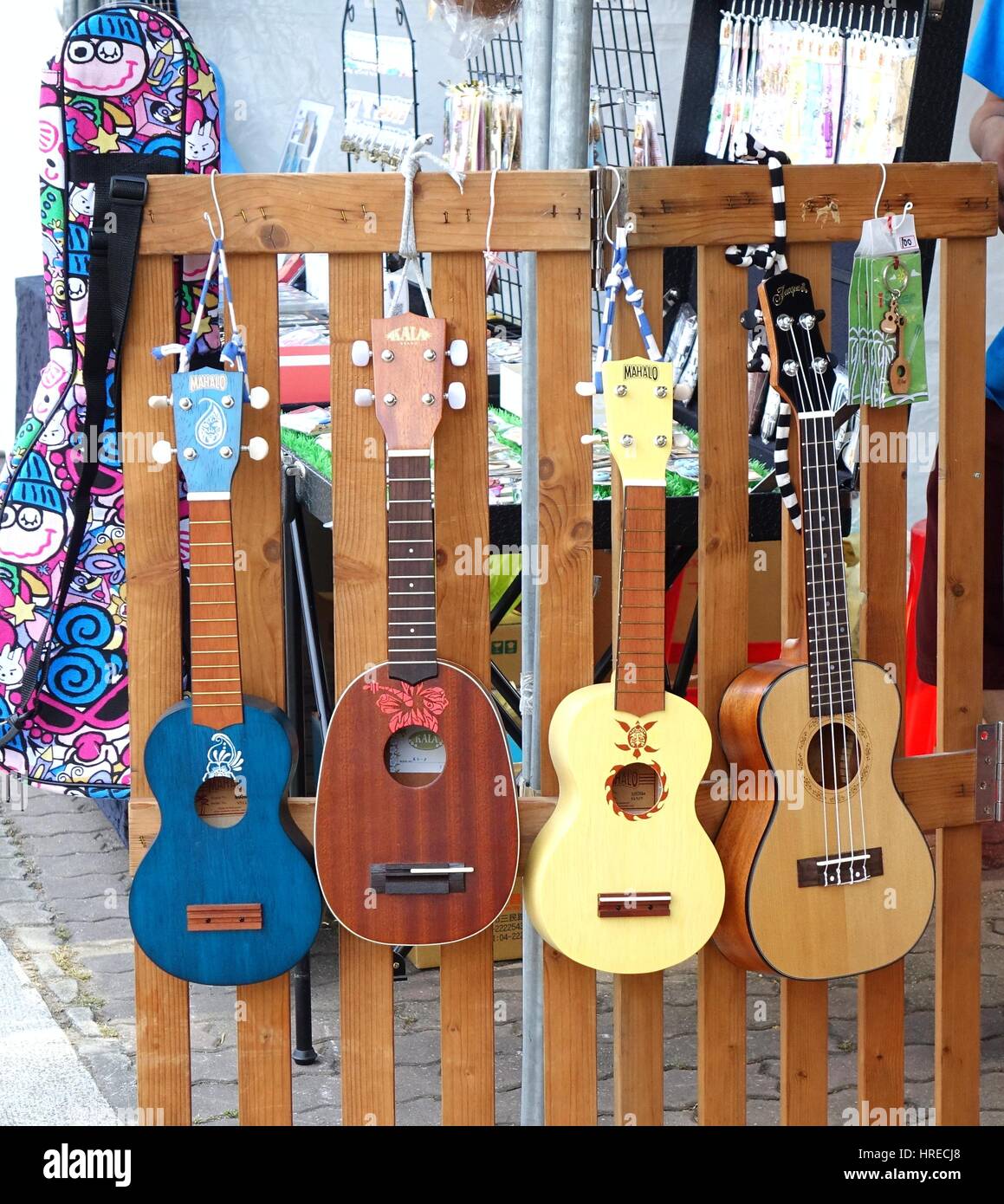 KAOHSIUNG, Taiwan -- Aprile 23, 2016: fornitori esterni vendono stringa musicali strumenti al 1° Pacific Rim Ukulele Festival, gratuitamente un evento esterno. Foto Stock