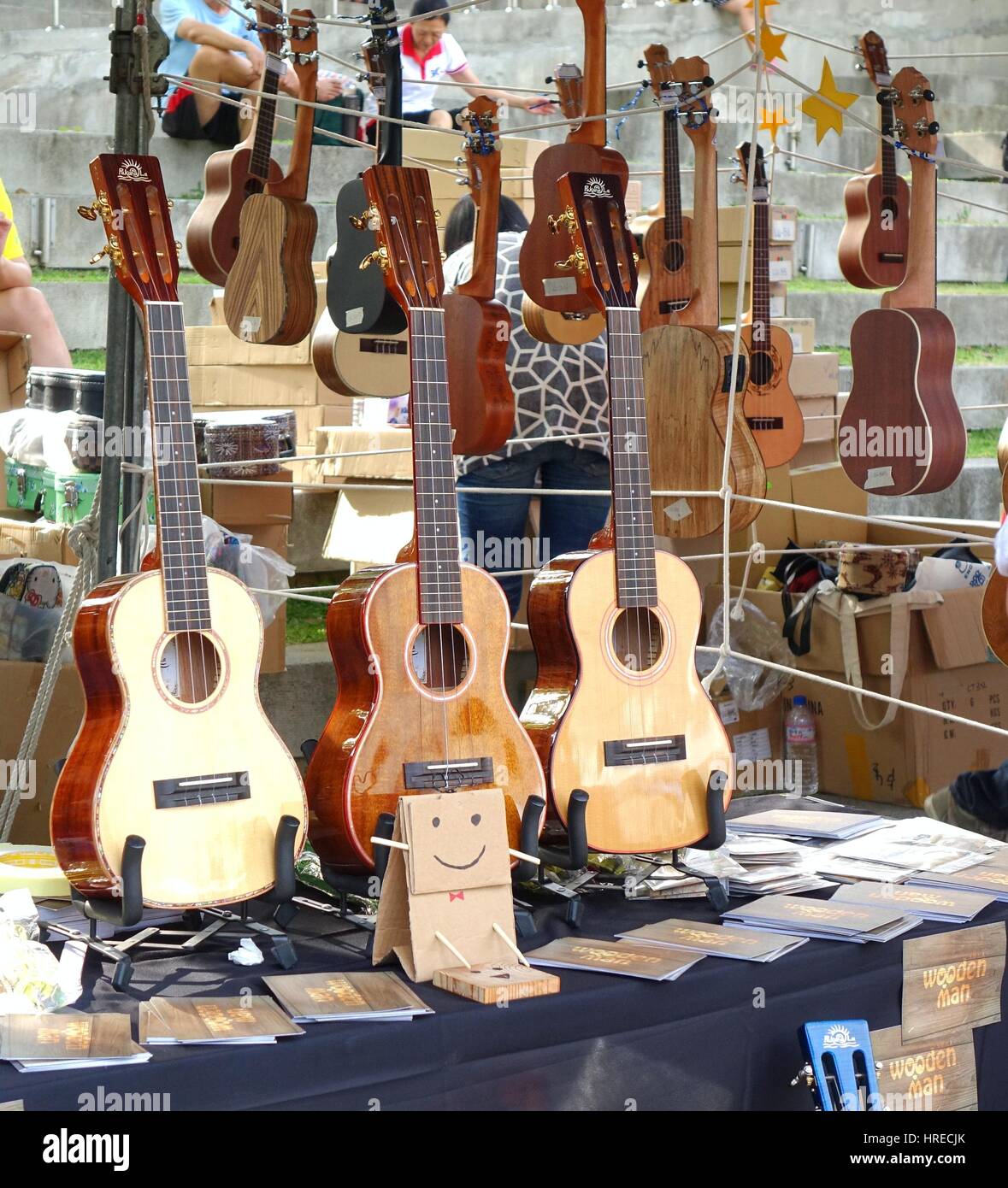 KAOHSIUNG, Taiwan -- Aprile 23, 2016: fornitori esterni vendono stringa musicali strumenti al 1° Pacific Rim Ukulele Festival, un pubblico libero outdoor ev Foto Stock