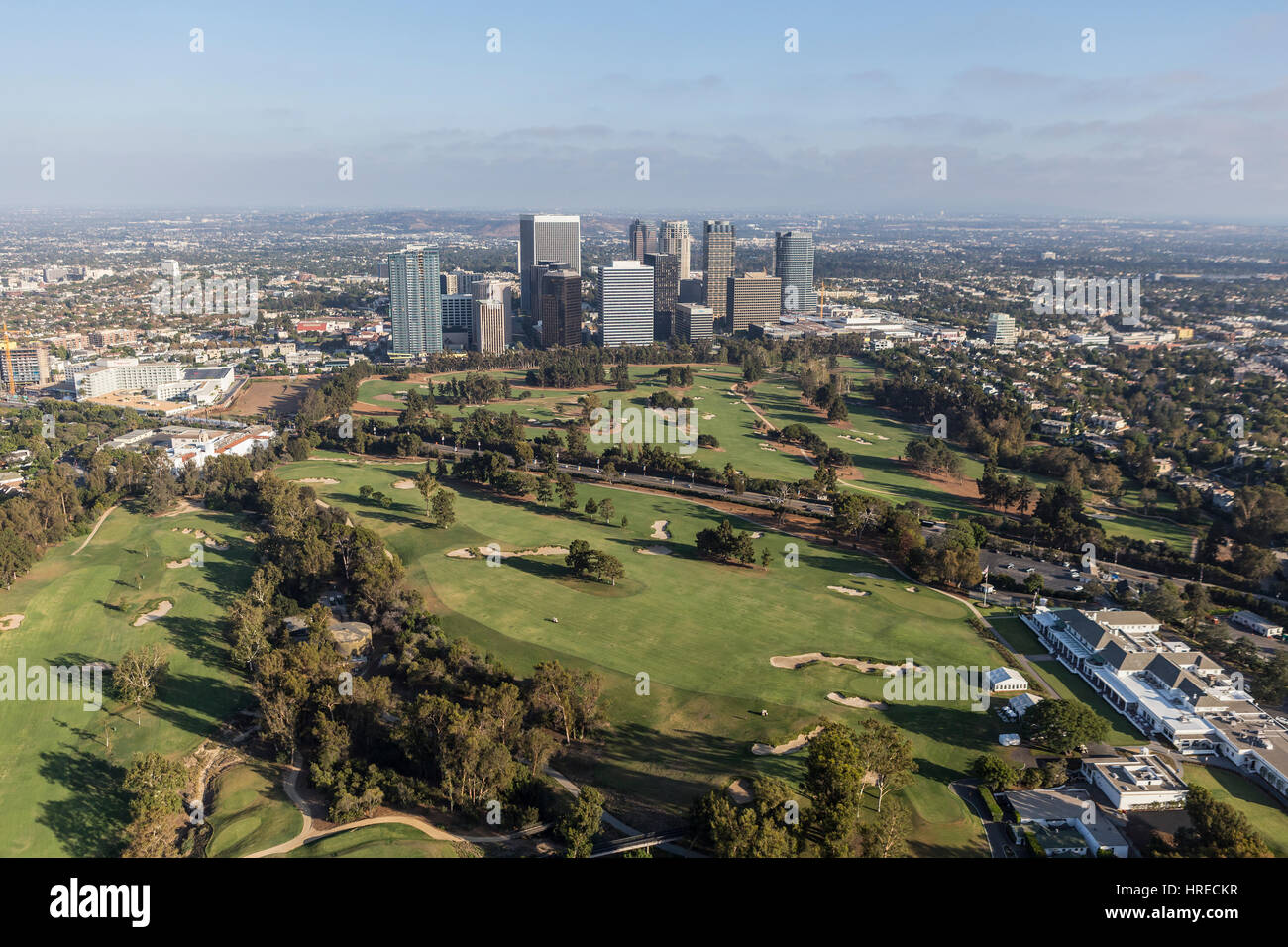 Los Angeles, California, Stati Uniti d'America - 6 Agosto 2016: vista aerea del secolo le torri della città e il Los Angeles Country Club campo da Golf. Foto Stock