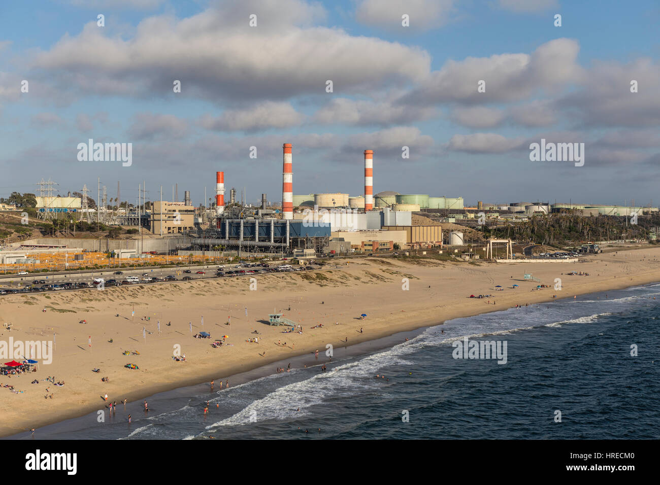 Los Angeles, California, Stati Uniti d'America - 6 Agosto 2016: vista aerea di stato Dockweiler Beach, alimentazione stazione di generazione e la raffineria di petrolio serbatoi. Foto Stock
