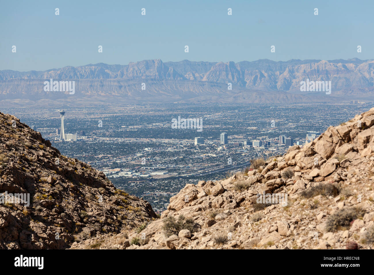 Vista editoriale verso Stratosphere Tower, Downtown Las Vegas e il Red Rock Canyon National Conservation Area. Foto Stock