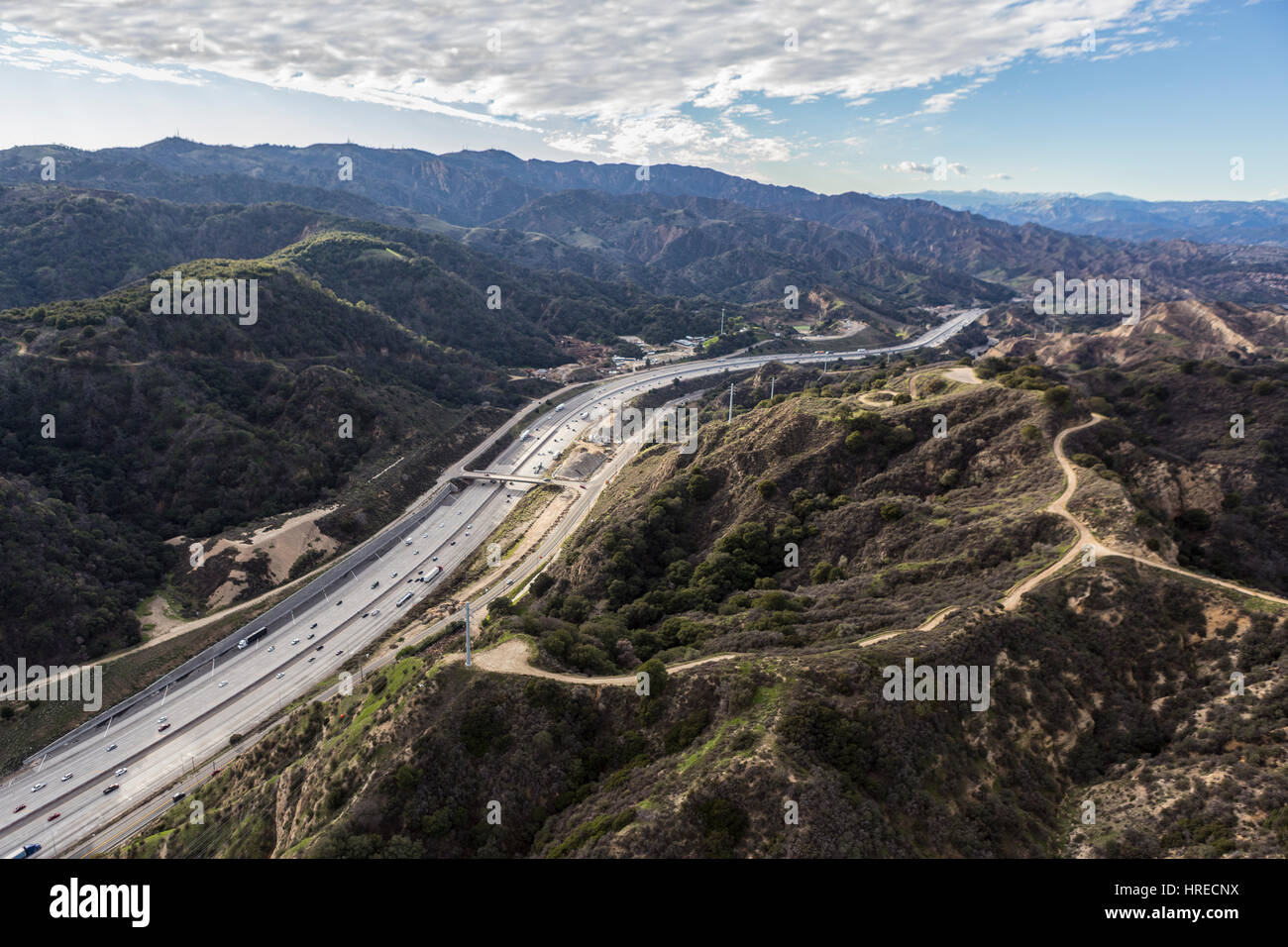 Vista aerea del Golden State 5 freeway in Newhall passano nella Contea di Los Angeles, California. Foto Stock