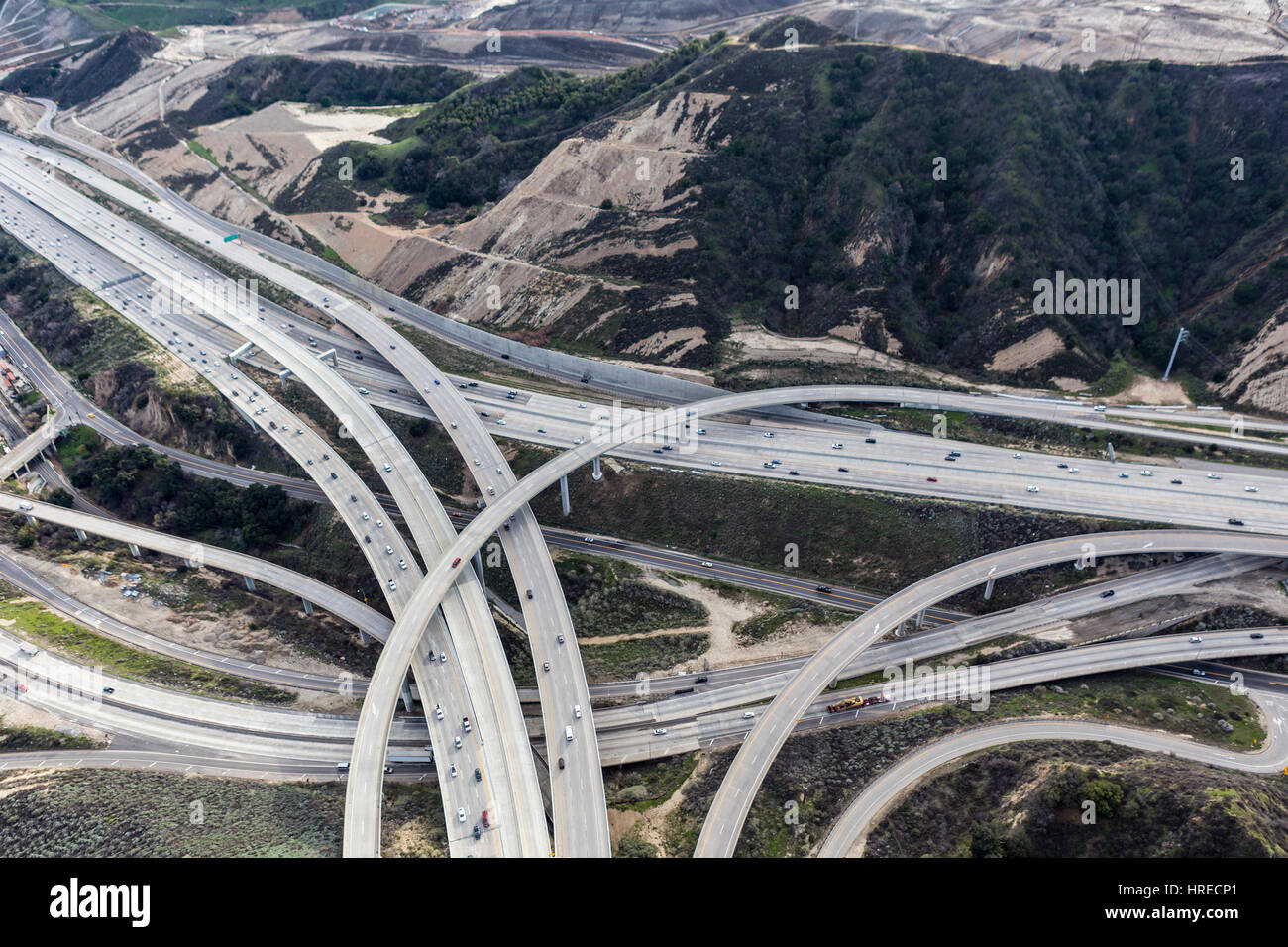 Vista aerea del Golden lo stato 5 e il percorso autostradale 14 rampe di interscambio nella Contea di Los Angeles, California. Foto Stock