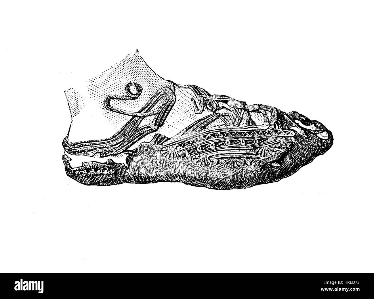 Riccamente decorate scarpa da un pezzo di pelle, cultura in epoca di periodo di migrazione è stato un tempo di migrazioni diffusa entro o in Europa verso la metà del primo millennio AD, Germania, che si trova in corrispondenza di un cadavere di Moro in Ostfriesland, riproduzione di una xilografia dal xix secolo, 1885 Foto Stock