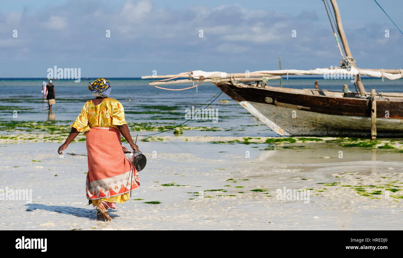 Tanzania, Etnico donne sulla bella spiaggia dell'isola di Zanzibar Foto Stock